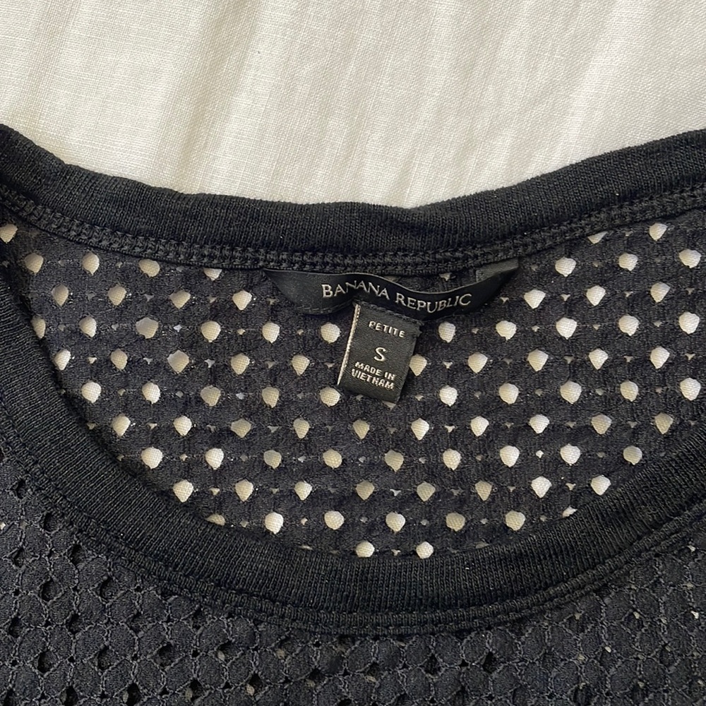 Banana Republic perforated black tank with pocket - Picture 4 of 6